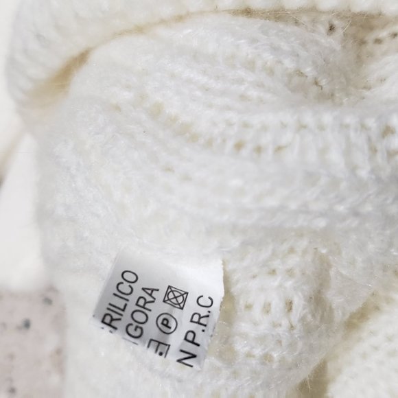 Winter Beanie.& Gloves. - Picture 9 of 10